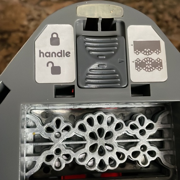 We R Doily Border Edge Paper Punch - Picture 6 of 7